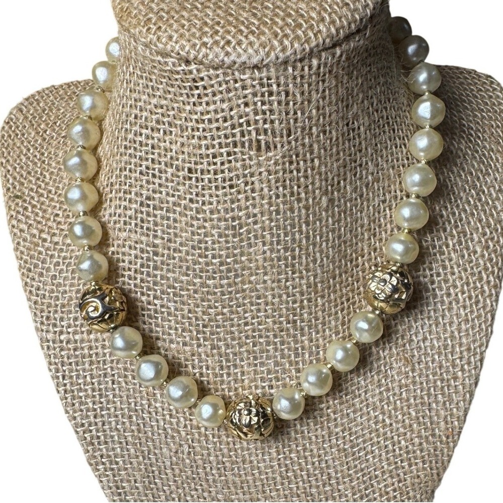 Vtg Napier Faux Baroque Pearl Beaded Necklace Gold Tone Floral Accent Beads 16in